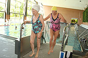 Irmgard Neubayer und Wilma Mazuch freuen sich über den bequemen Ein- und Ausstieg (©Foto: Martin Schmitz)